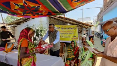 Photo of मुजफ्फरपुर जिला के औराई प्रखंड में अपर समाहर्ता की 35 वीं पुण्यतिथि पर महिलाओं मे साड़ी वितरण