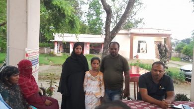 Photo of मुजफ्फरपुर जिले के औराई थाना क्षेत्र में भटकी बच्ची को औराई थाना अध्यक्ष दिलीप प्रसाद सिंह ने किया माता पिता के हवाले